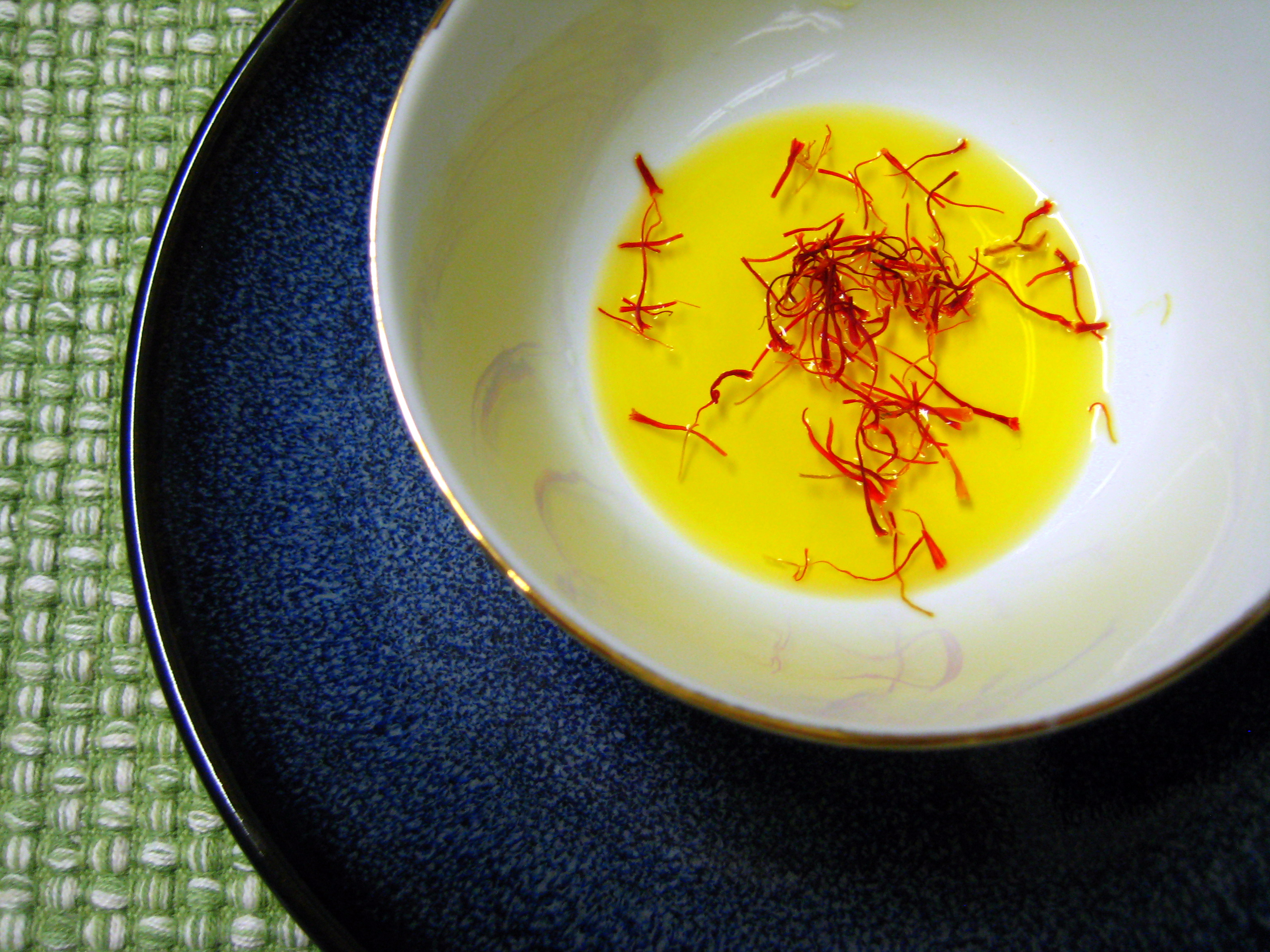 saffron threads soaking