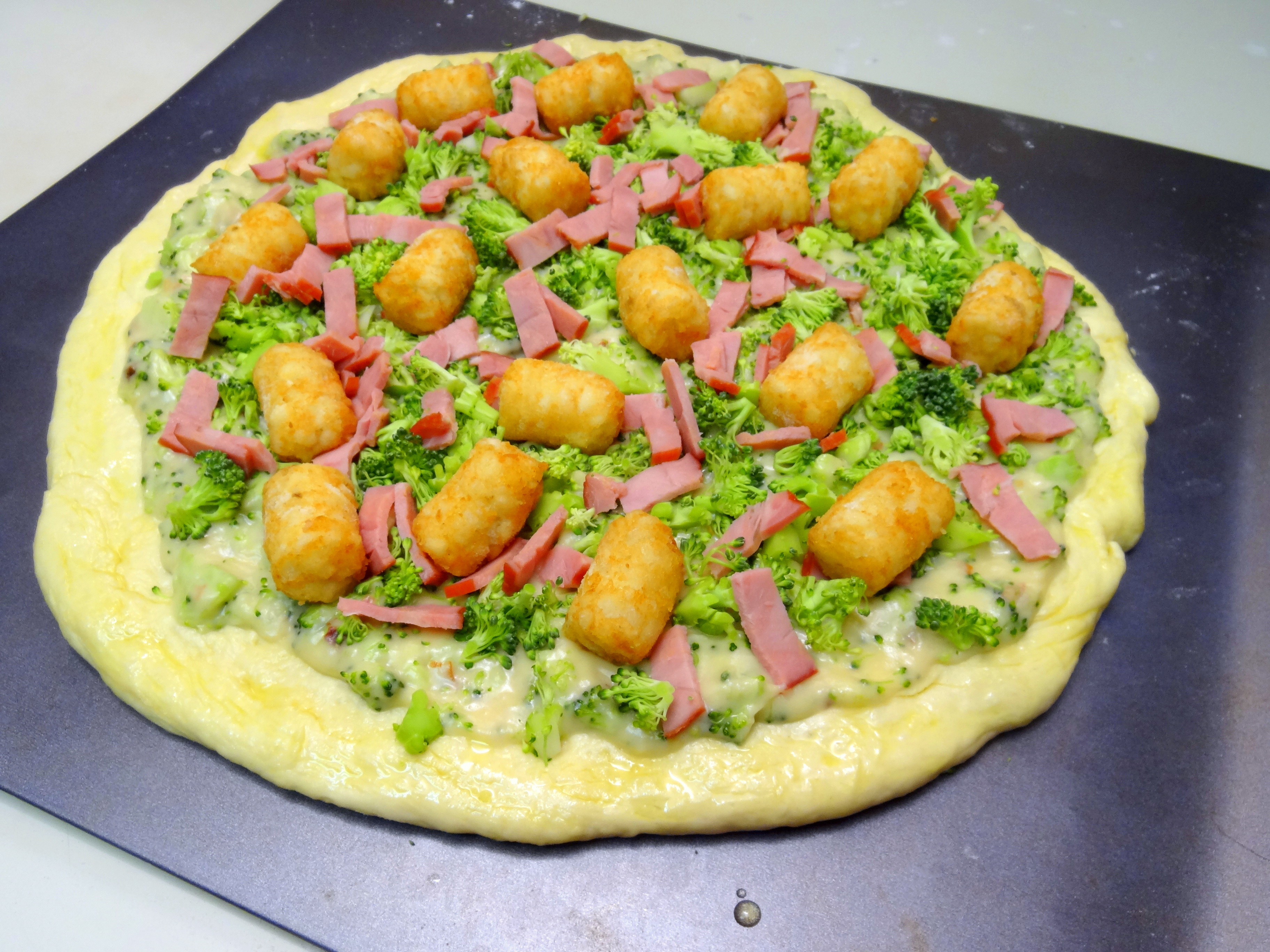 tater tot pizza