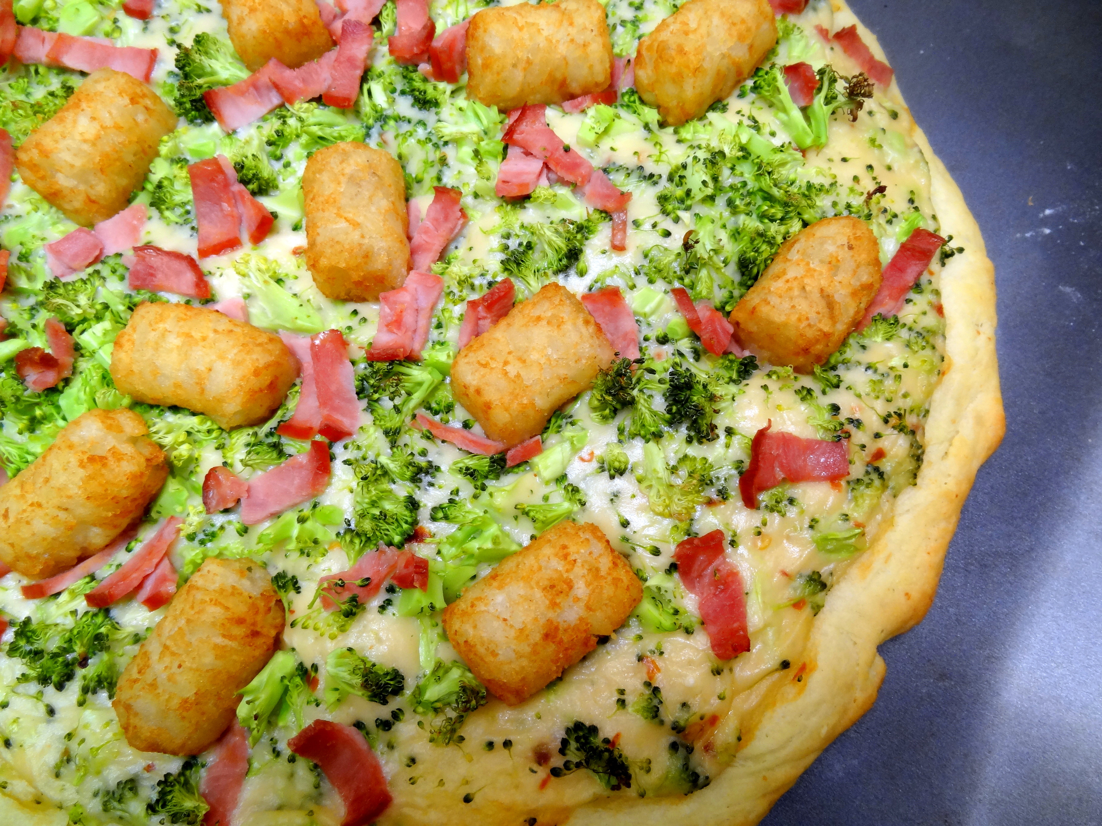 tater tot pizza