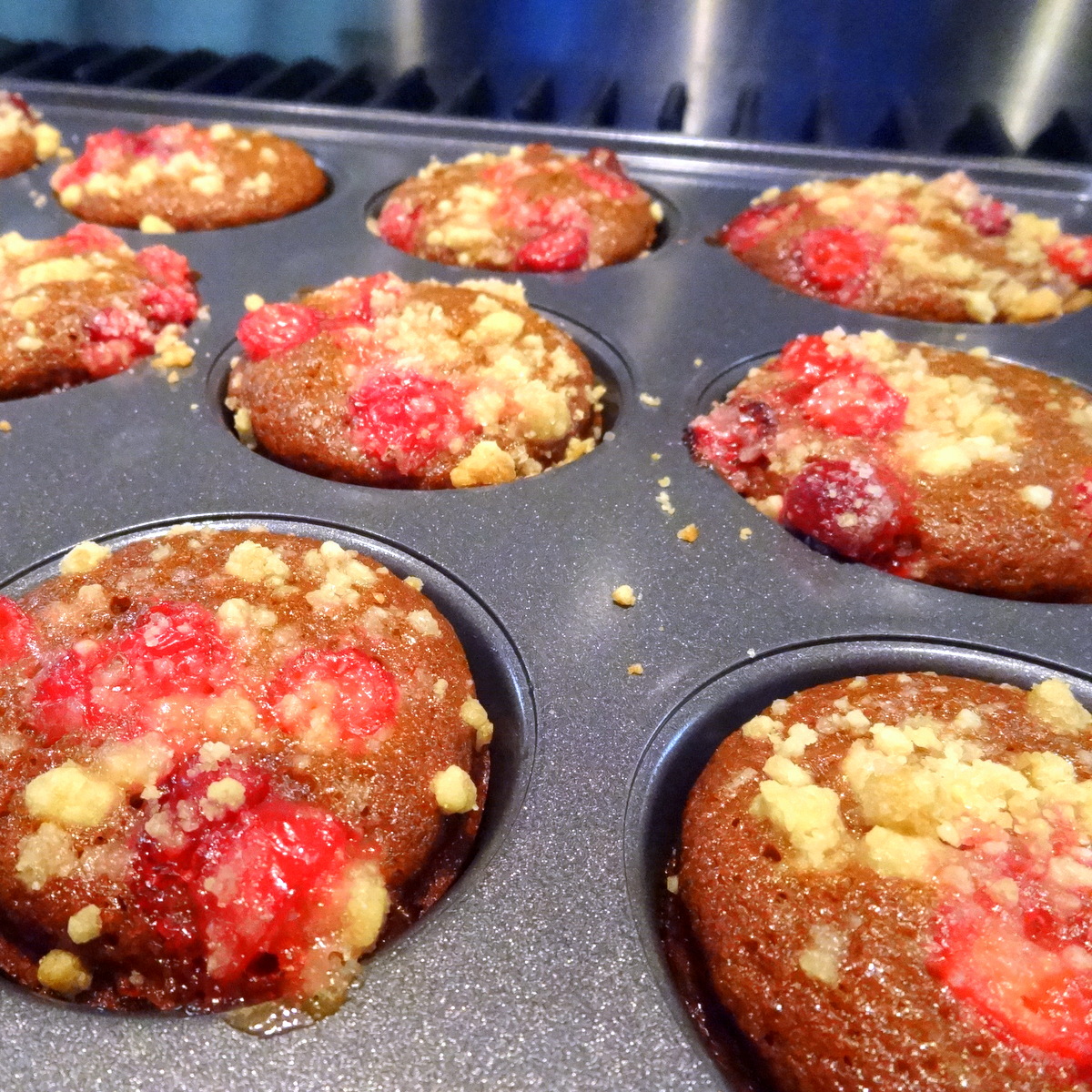 gingerbread cupcakes with cranberry streusel