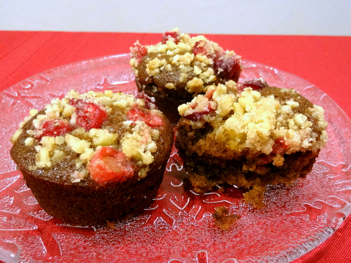 gingerbread cupcakes with cranberry streusel