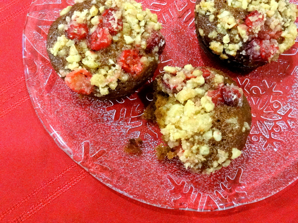 gingerbread cupcakes with cranberry streusel