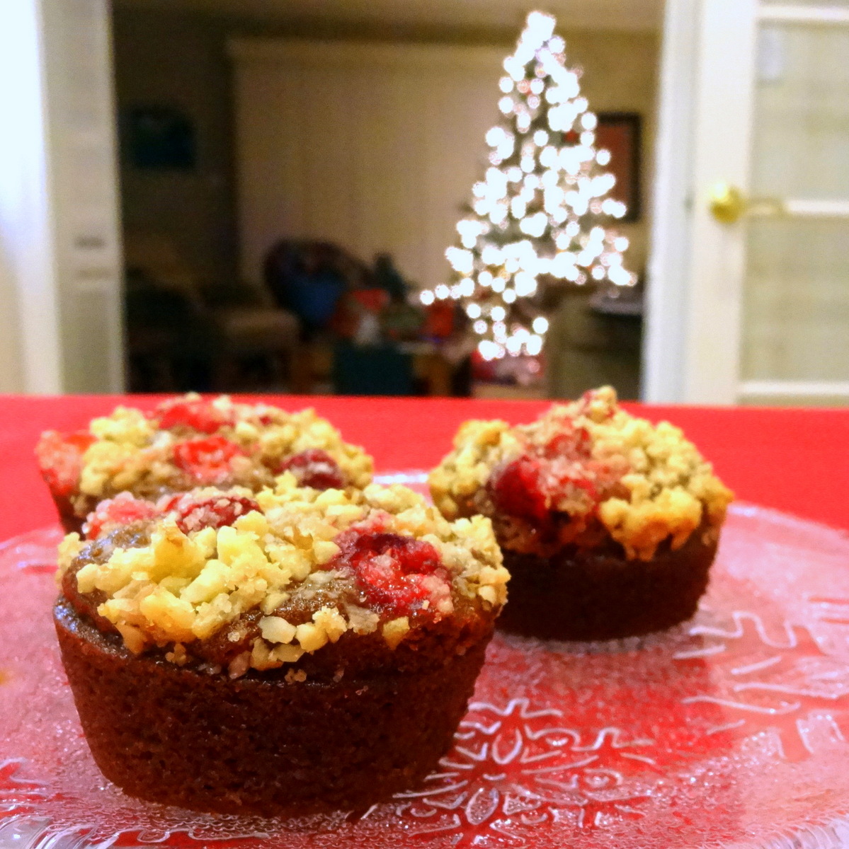 gingerbread cupcakes with cranberry streusel